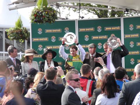 Aintree 09 April 2011 n r.jpg