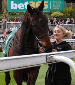 Sandown Park 25 Apr 09 Mon Mome red.jpg