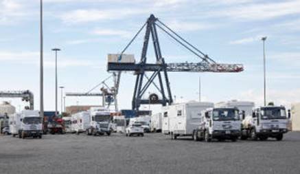 Veh�culos pesados, caravanas y gr�as en el muelle capitalino tras ser desembarcados del buque 'Gran Canaria Car'.